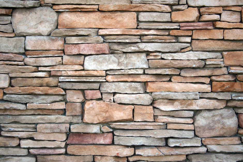 Natural stone veneer wall